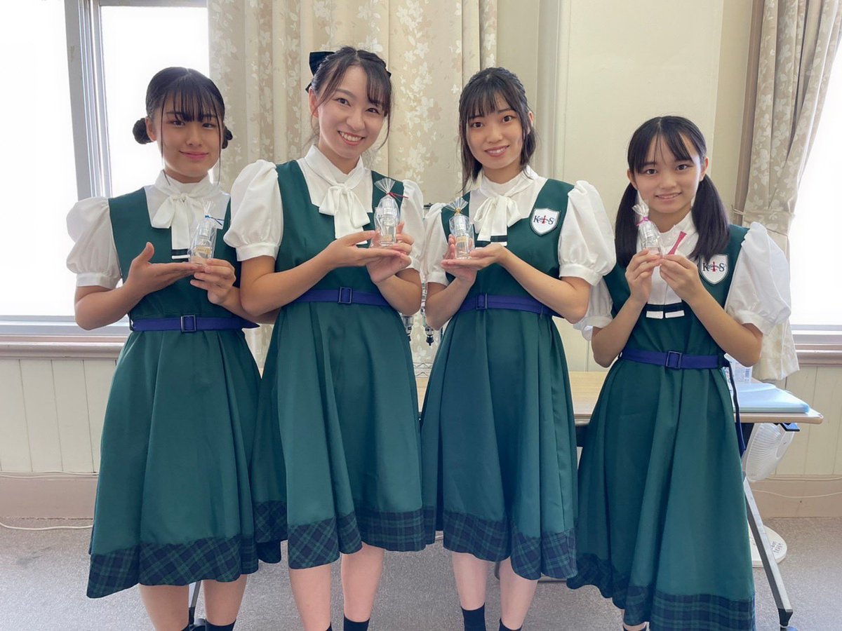 KOBerrieS #ホテルモントレ神戸 さんPR DAY！女子会プラン①『香水作り』北野工房のまちにある #リトルクラフト神戸 さんで香水を作りました!好きな香りを選んで調香したのですが、それぞれ匂いが全然違って個性で溢れていました🫧ちなみに香水の名前はメンバーの頭文字を並べてMMRCにしました😳#コウベリ https://t.co/o9Xz41Sr3u