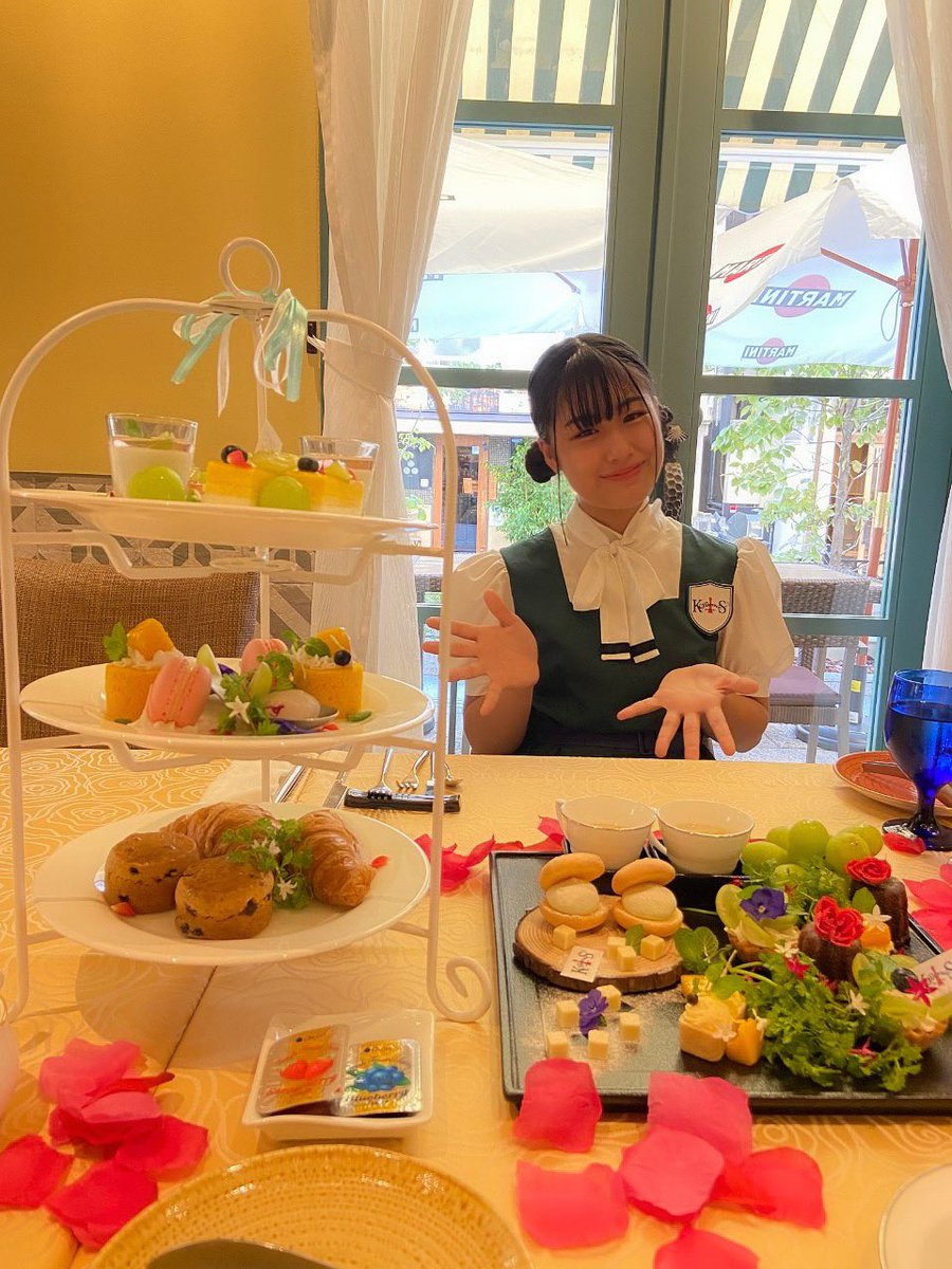 KOBerrieS #ホテルモントレ神戸 さんPR DAY！女子会プラン②『アフタヌーンティー』モントレさんの中にある #サンミケーレ さんでアフタヌーンティーをいただきました！！すごく可愛くてオシャレで、どのスイーツもとても美味しかったです🥰夢のような空間でした🫧#コウベリ https://t.co/HEO6Wh6s2s