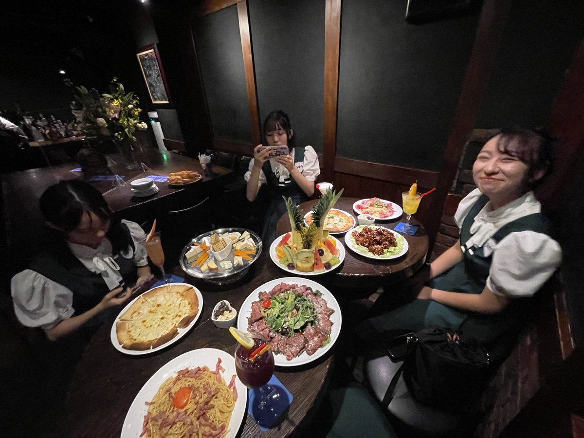 KOBerrieS #ホテルモントレ神戸 さんPR DAY！女子会プラン④『ディナー』モントレさんの近くにあるBAR ASHIBEさんでディナーをいただきました！すごく豪華でとても美味しかったです🥰メンバーカラーでカクテルも用意してくださってて嬉しかったです!(りんちゅらは未成年なのでノンアルでした🙄)#コウベリ https://t.co/1YDQSA12KY