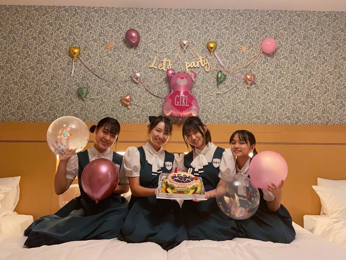 KOBerrieS #ホテルモントレ神戸 さんPR DAY!女子会プラン⑤『推し活』推し活ということでコウベリ10周年のお祝いをしました!知ってはいたけどやるのは初めてで、みんなでわちゃわちゃしながら飾り付けをしたのがとても楽しかったです😂💗最初ケーキを見た時めちゃめちゃ凄くてびっくりしました😳#コウベリ https://t.co/UAFENfPxB5