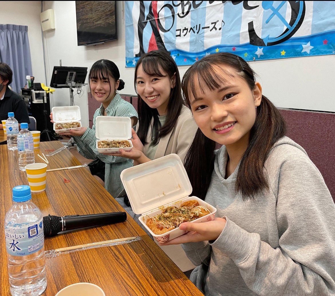 城尾ちゅら(ちゅららん)の画像 KOBerrieS こんばんは！🌙*ﾟ今日は「コウベリ歌謡祭」にお越し下さり、ありがとうございました！！1曲を1人で全部歌ったのが初めてだったので、緊張したんですが、皆さんが上手いって言って下さって嬉しかったです！(*´꒳`*)そのあとのたこパも、皆さんと沢山話せて嬉しかったです！💛🐙#コウベリ https://t.co/wsNDOHddrv