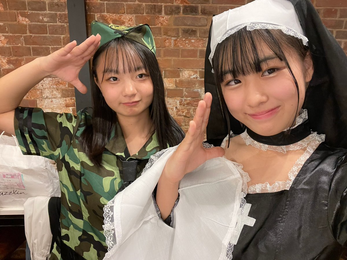 KOBerrieS 昨日は定期公演『Gather  Locally vol.2』にお越しくださりありがとうございました！新メンバーでりんちゅらと同じ12期生のまこがデビューしました💚これからはメンバー5人で頑張るので応援よろしくお願いします！！そしてハロウィンSPではシスターの仮装をしました🎃 めちゃ可愛い🥰#コウベリ https://t.co/SeS8ZaqJKS