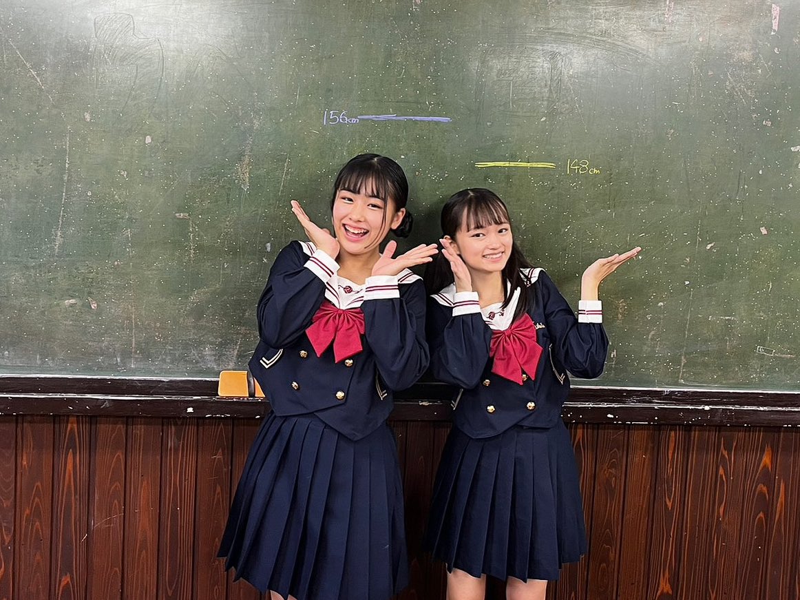 城尾ちゅら(ちゅららん)の画像 KOBerrieS こんばんは🫧今日も一日お疲れ様です！この前のコウベリ学園の日に黒板使ってちゅらと遊んでみました〜💜💛いい写真ばっかり✨3枚目は映え写真でよく見る天使の羽なんやけど、2人で同時に描いたらそれぞれの思う羽が出来上がりました😂さて、りんはどっちの羽を書いたでしょう？？#コウベリ https://t.co/HegLn0DCRm