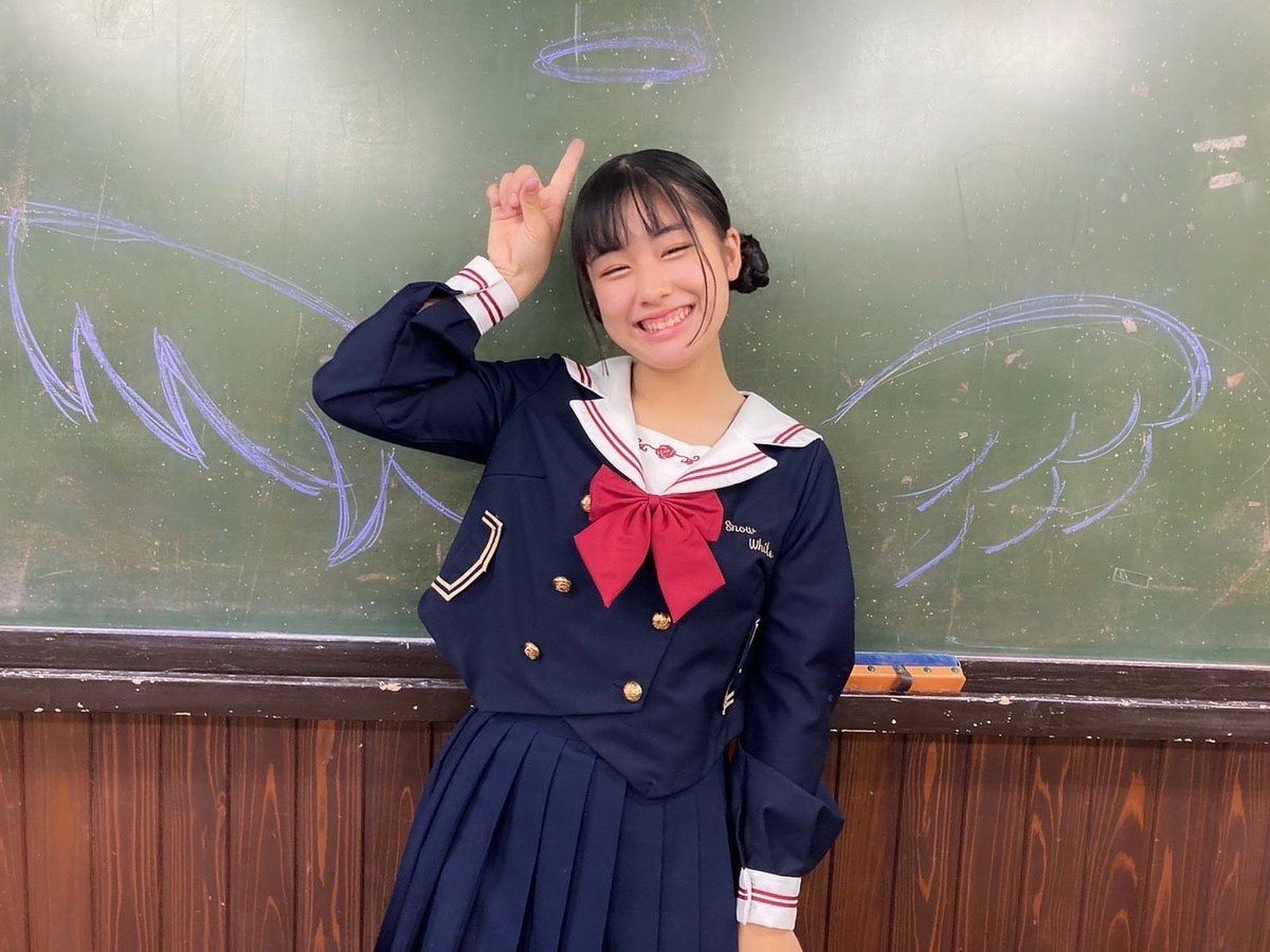 KOBerrieS こんばんは🫧今日も一日お疲れ様です！この前のコウベリ学園の日に黒板使ってちゅらと遊んでみました〜💜💛いい写真ばっかり✨3枚目は映え写真でよく見る天使の羽なんやけど、2人で同時に描いたらそれぞれの思う羽が出来上がりました😂さて、りんはどっちの羽を書いたでしょう？？#コウベリ https://t.co/HegLn0DCRm