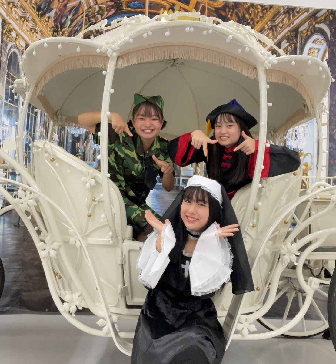 城尾ちゅら(ちゅららん)の画像 KOBerrieS 『KOBerrieS♪ ハロウィン🎃Special撮影会📸』にお越しくださりありがとうございます！！日本で1つしかない馬車の前で撮影していただいたり、実際に乗らせていただけたりとすごく嬉しかったです🌷今回はシスターの衣装だったので髪の毛を下ろしてみました💜 #コウベリ https://t.co/qkjv23hy4Q