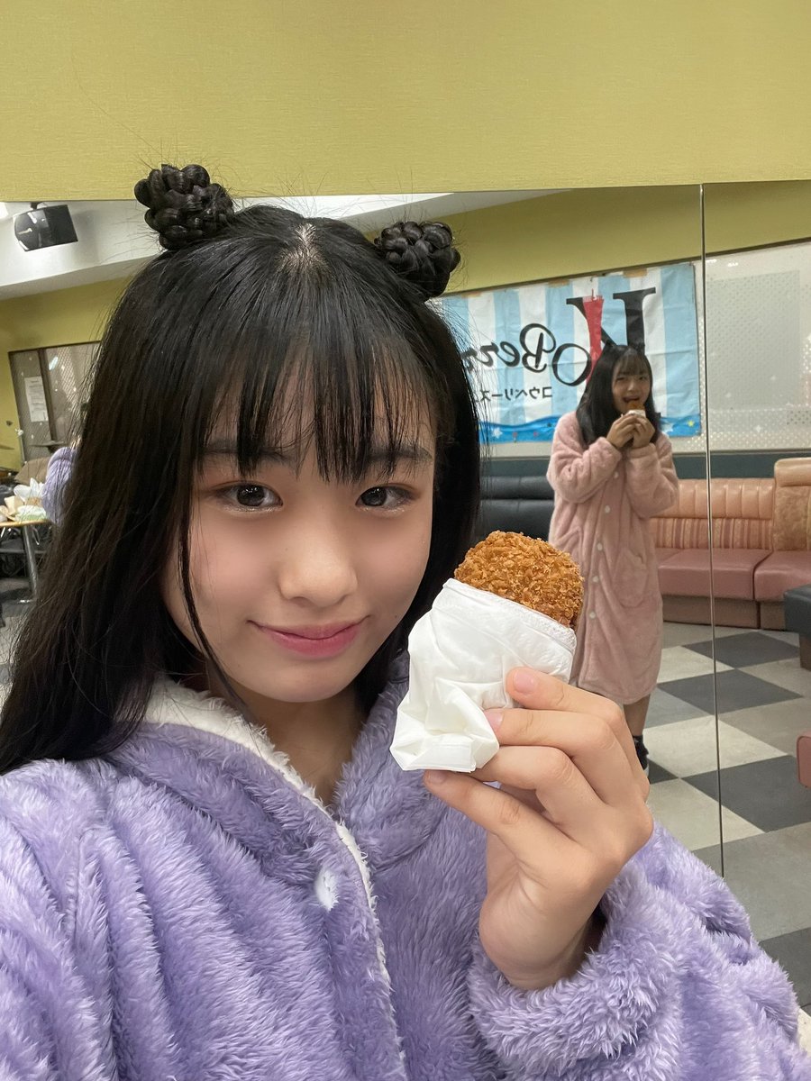 KOBerrieS 昨日は『秋のルームウェアLIVE🍁』にお越しくださりありがとうございました！めちゃめちゃ可愛い恐竜のルームウェアをみんなでお揃いにしました〜🦖💜今回は12期で西野カナさんの『トリセツ』も歌わせていただきました😳💕“淡路島たまねぎコロッケ”めっちゃ甘くて美味しかったです🧅 #コウベリ https://t.co/RCxyyrosbY