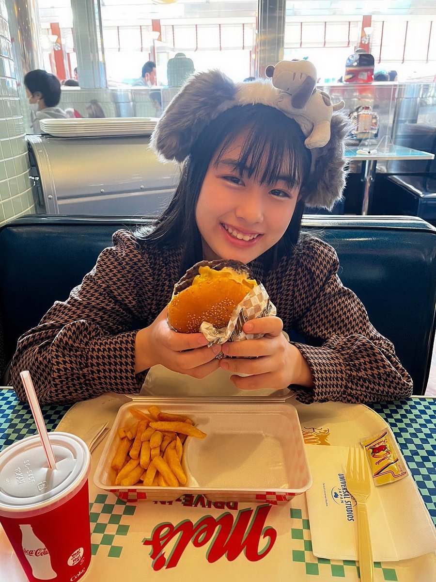 KOBerrieS 今日はマコと一緒にUSJに行きました〜🎢色んな乗り物に乗って1日中遊び回りました！！！！半年ぶりに行ったユニバはめちゃめちゃ楽しかったです😂 💕お昼には大きなハンバーガーを食べました🍔🍟  めっちゃ美味しかったです😋次はメンバーみんなでユニバに行きたいな〜🧡🤍💜💛💚 #コウベリ https://t.co/zPeUeLVTJn