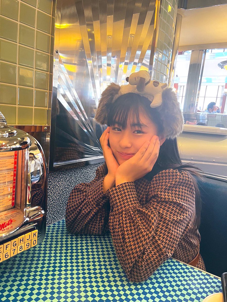 KOBerrieS 今日はマコと一緒にUSJに行きました〜🎢色んな乗り物に乗って1日中遊び回りました！！！！半年ぶりに行ったユニバはめちゃめちゃ楽しかったです😂 💕お昼には大きなハンバーガーを食べました🍔🍟  めっちゃ美味しかったです😋次はメンバーみんなでユニバに行きたいな〜🧡🤍💜💛💚 #コウベリ https://t.co/zPeUeLVTJn