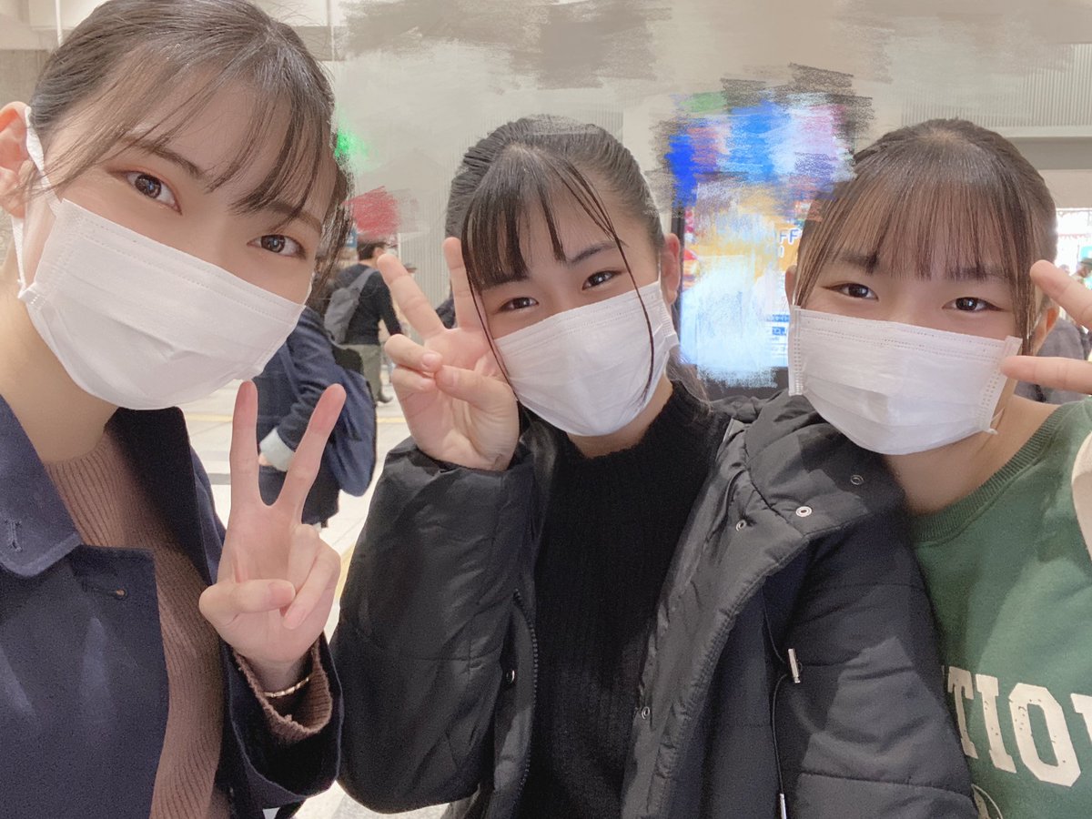 KOBerrieS こんばんは〜✨今日大学帰りの時間とみんなのレッスンの集合時間が近かったのでもしかしたらみんなに会えるかなぁと思って少し探そうとしたら探すことなく見つけられました😂会いに目的地まで少し遠回りしたけれど、時間は偶然です！笑みんなに久しぶりに会えて嬉しかった〜🥰#コウベリ https://t.co/sS18JX0Qfs