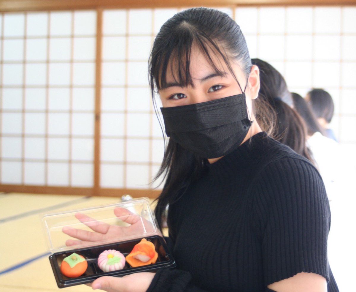 KOBerrieS こんばんは！！今日も1日お疲れ様です🌟そういえば、修学旅行どこいったか答え合わせしていないなと…💭遅くなりましたが、答えは『福岡･佐賀･長崎』を3泊4日で堪能してきました！！！正解の方が何人かいて驚きました🫢3枚目の写真は机に反射しているマコです💚 修学旅行中も一緒にいました😂 https://t.co/cylE8qmWuB