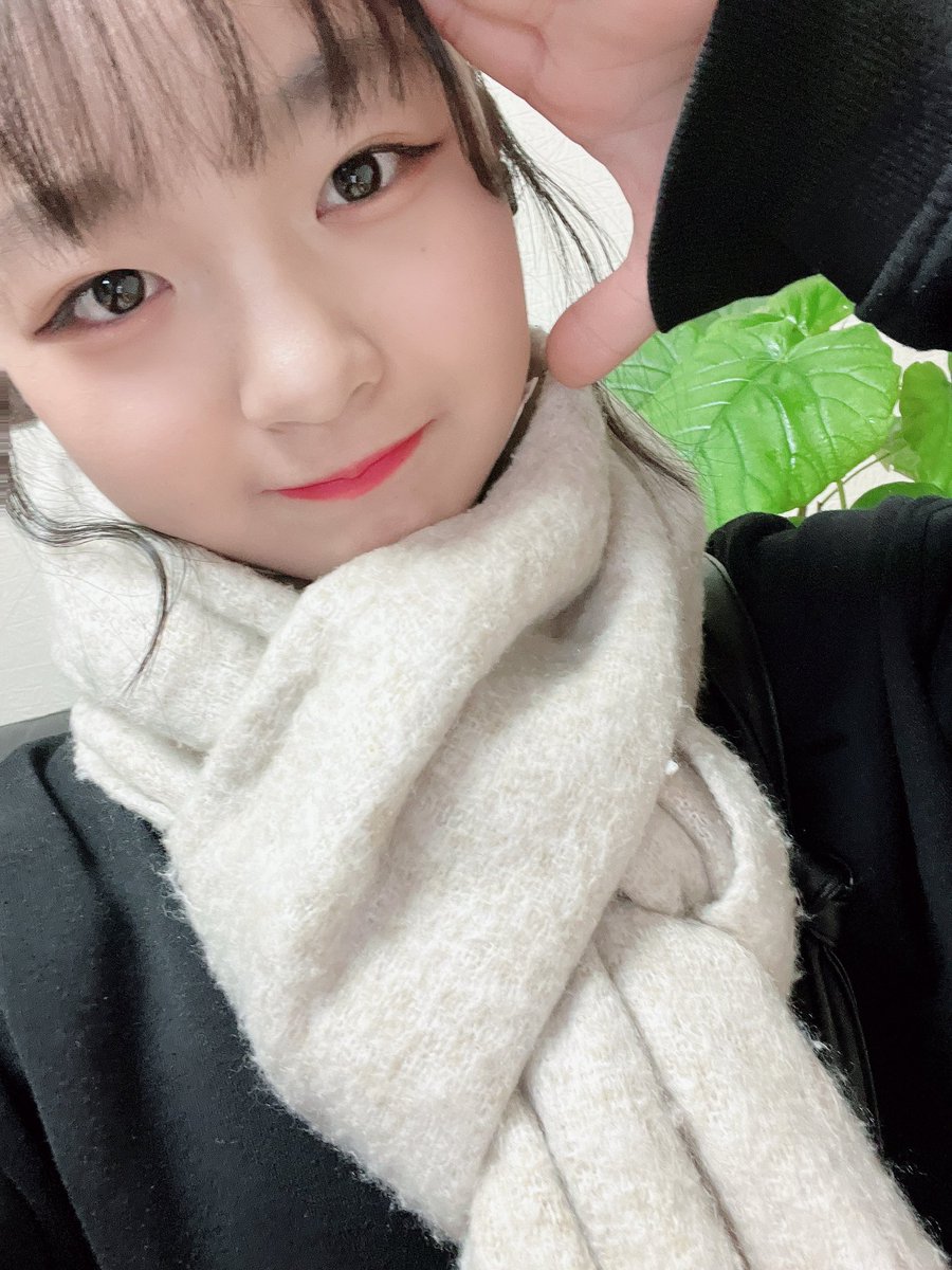 KOBerrieS こんばんはー！学校から帰ってきてやっと部屋の掃除が終わりました！🧹今までやる気でんくてやってなかったんですけどやってみたらスッキリ～🫧今からバイト‥‥やる気出すためにいつもとは違うお化粧と髪型をしました！👀やる気スイッチON！！💚#コウベリ https://t.co/hAGh8xL7d2