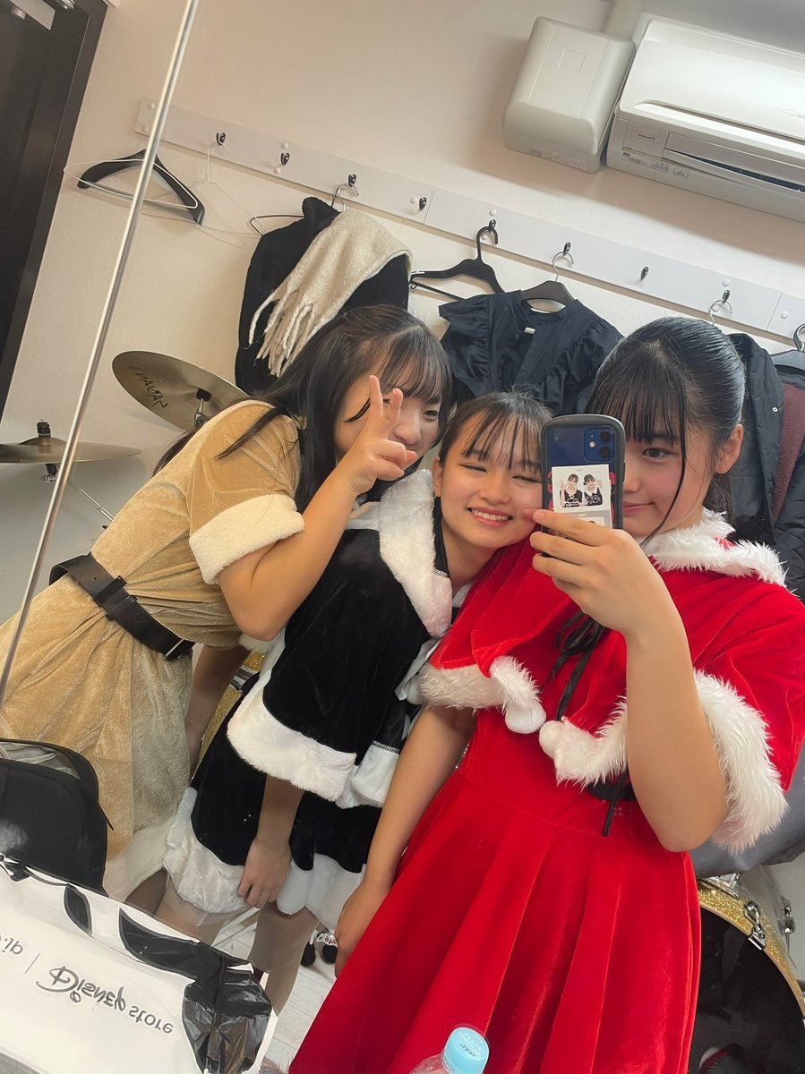 KOBerrieS そして、『クリスマスイヴSP撮影会』にお越しくださりありがとうございます！！実はまだ3回目の撮影会📸  すごく緊張しました😳だけど皆さんが温かく見守ってくださり、撮影中もたくさんの嬉しい言葉をかけてくださったのでとても楽しかったです!!頂いたケーキは美味しくいただきます😋#コウベリ https://t.co/uXJWXqCZ7h