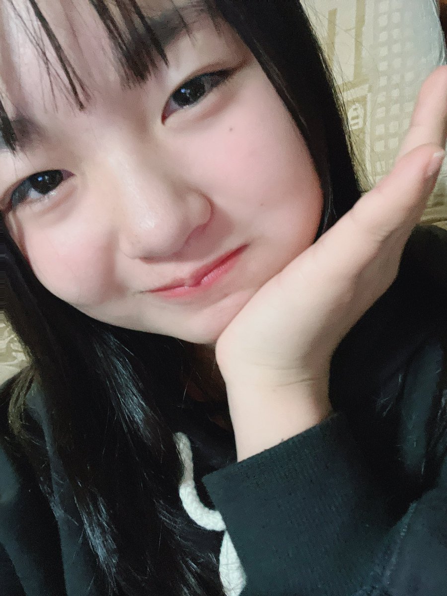 稲村真琴(まこ)の画像 KOBerrieS こんばんは〜🌕昨日から祖父母の家に来ていて果物をいっぱい食べています！🍎🍊🍇そしてこの写真は果物を食べてる時に撮った写真なんですけどなにを食べてるでしょう？🤔1番好きな果物はみかん🍊なんですけど皆さんはが1番好きな果物はなんですかー？？#コウベリ https://t.co/WLduigetGX