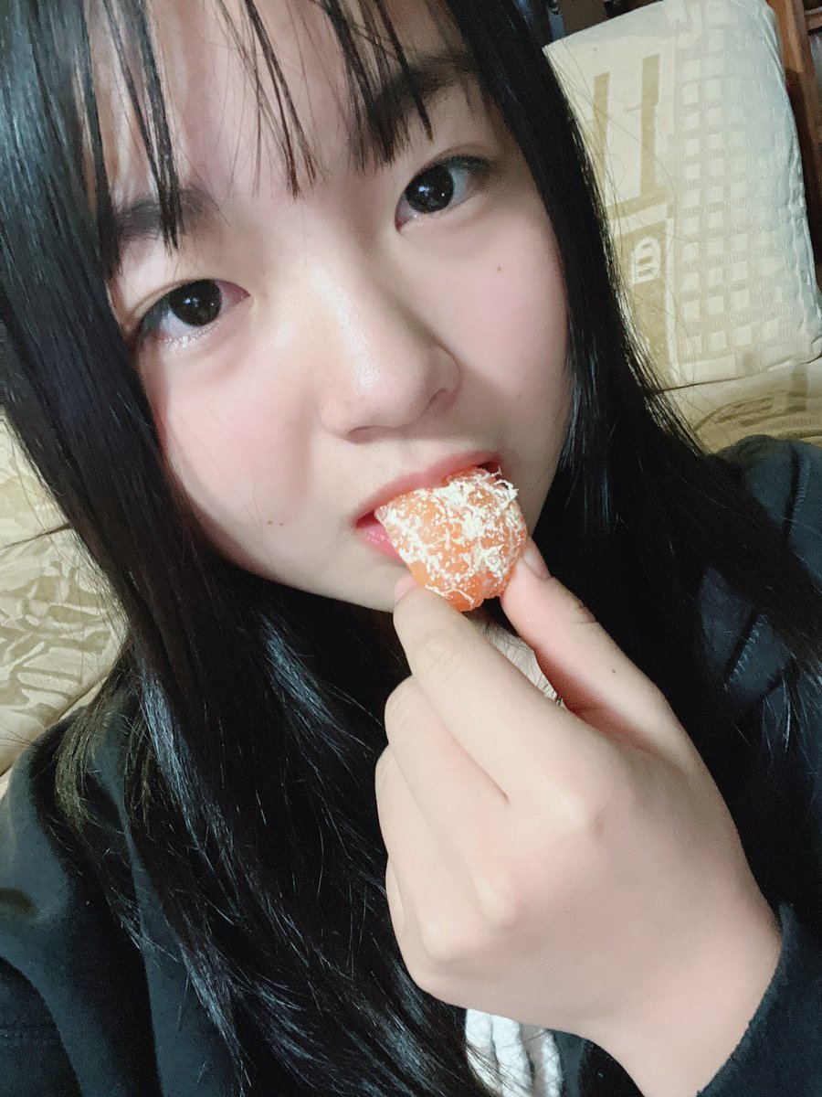 稲村真琴(まこ)の画像 KOBerrieS こんばんはー！🌕今日祖父母の家から自分の家に帰ってきましたー！🏠(ただいまー！)ちなみに昨日の果物はみかん🍊です！やっぱり自分の家って落ち着く〜！🙃祖父母の家も落ち着くけど自分の家ってなんとも言えない落ち着くものがあるんですけど分かって欲しいです！！！#コウベリ https://t.co/dZWvfhSAi0