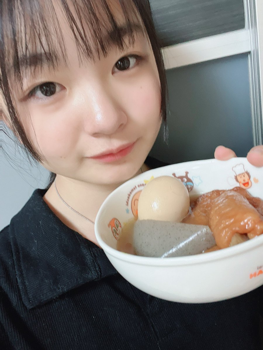 稲村真琴(まこ)の画像 KOBerrieS こんばんはー！！今日昼間暖かかったのに夜はめっちゃさむいー！🥶長田区が坂だらけでよかったー！家帰るまでにはホカホカになれる、、、そんなことなかった😭今日の夜ご飯家族とおでん🍢🍢毎年恒例年明けおでんです！稲村家だけかな？練り物(茶色)だらけになるの笑#コウベリ https://t.co/298yYAIIja