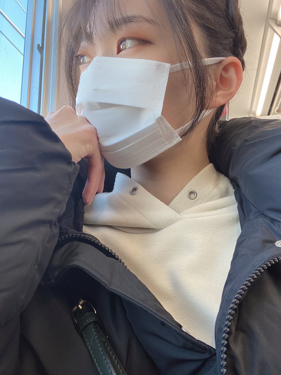 KOBerrieS お疲れ様です〜🤍最近やたらと自分はストレートネックかも、と不安になってきて電車に乗ってる時にぼーっと外の景色見るか人間観察しちゃうようになりました🙄一個気にすると「最近姿勢悪いかも🤔」とか色々考えちゃう、、、整体とか行ってみよかな🤔💭#コウベリ https://t.co/R4mHIlW6mT