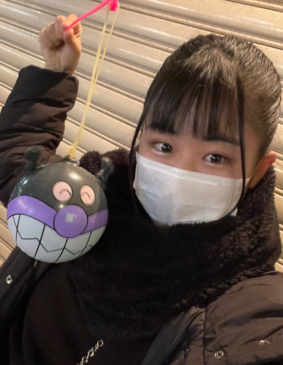 池田凜(りんりん)の画像 KOBerrieS こんばんは🫧お仕事、学校お疲れ様です！今日は学校が終わってから弟と“十日えびす”の残り福を頂きに行きました!!出店で色んな食べ物を食べました！！めっちゃ美味しかったです😋そして、帰る前にヨーヨーすくいをしてバイキンマンをゲット✌️めちゃめちゃ可愛い🥺💜楽しかった〜！！！ https://t.co/cHBu6MyUac