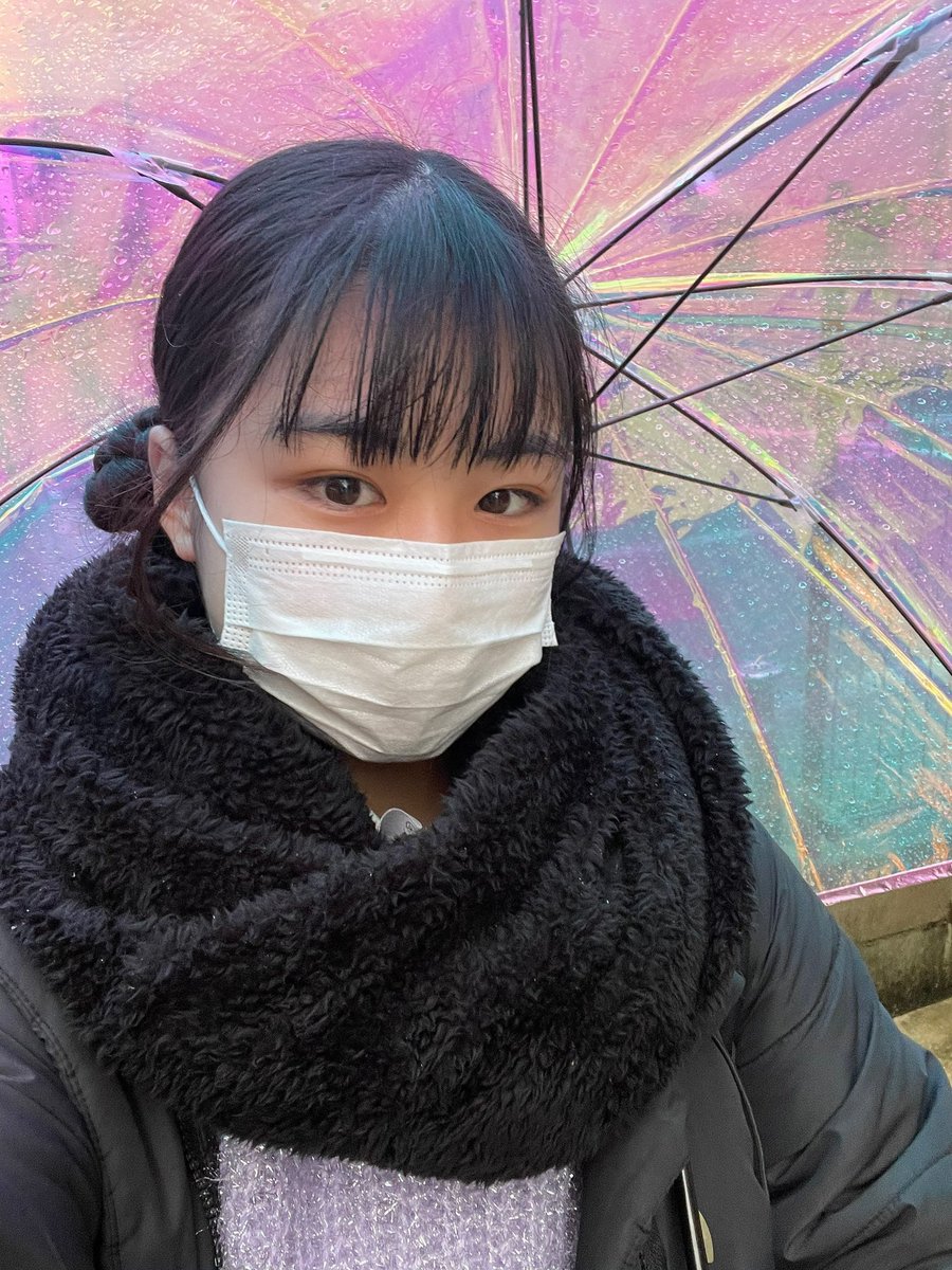 KOBerrieS こんばんは！今日も1日お疲れ様です🫧これが1月13日のツイートで言っていた傘です！！！傘の表面が見る角度によって、色んな色に変わるのです🌈✨めちゃめちゃ可愛くてお気に入りです✌️でも、実は学校で使うのは目立ちすぎてちょっとだけ抵抗がある😂 https://t.co/NejuFjt0KZ