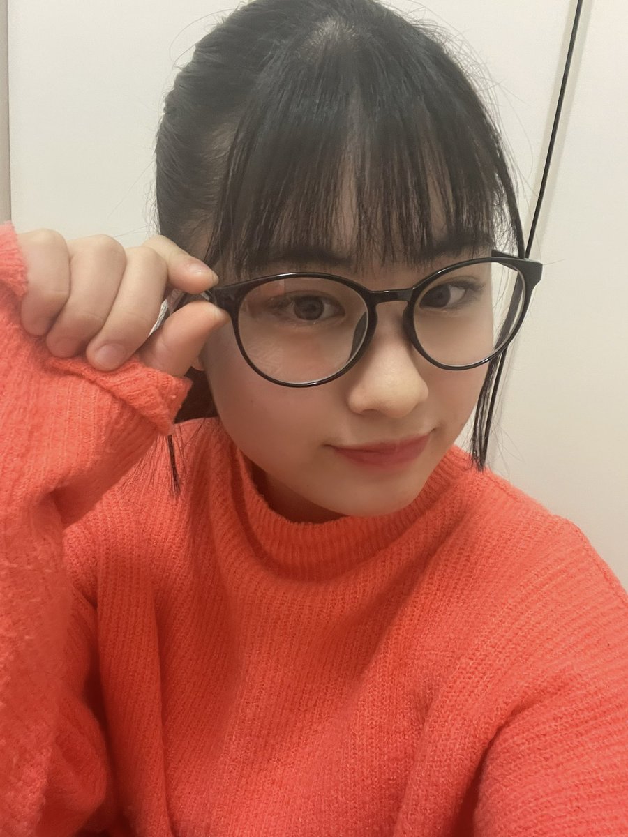 池田凜(りんりん)の画像 KOBerrieS ついに、おしゃれ眼鏡(伊達メガネ)デビューを果たしました！！！！周りの友達みんな付けてて羨ましかったのです…笑自分では眼鏡自体が似合わないと思っていたけど、まこが似合うって言ってくれたので買ってみました🤓💚どうですか〜？？？🤓←この子の眼鏡にめっちゃ似てる😂 https://t.co/hYQifANmie