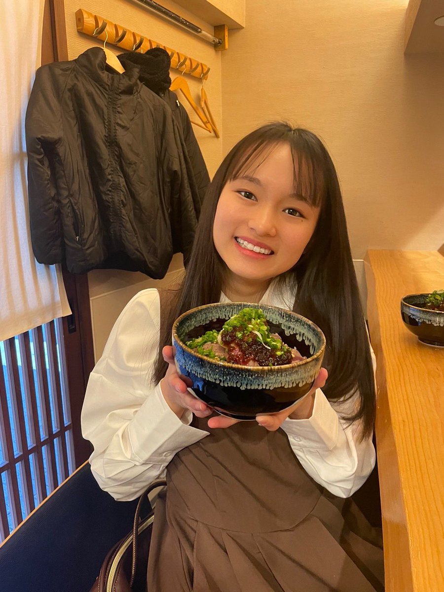 城尾ちゅら(ちゅららん)の画像 KOBerrieS こんばんは！今日は知り合いの方にプレオープンに招待して頂いたので凜と行ってきました！めちゃ美味しかったです！お肉柔らかくてニンニクもちょうどいい量でおネギたっぷりで最高でした！😋板宿駅のすぐ近くなので是非足を運んでみてください！#UberEATS #ばばぁの肉どん #双六 https://t.co/Bz6LS7X0Ak
