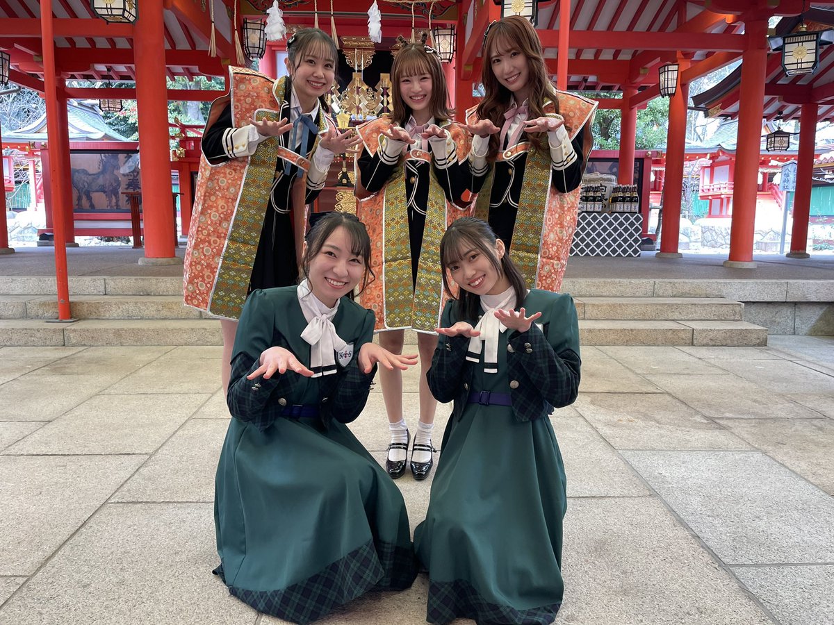 KOBerrieS #生田神社節分祭 ありがとうございました✨多くの有名な方と一緒にステージに立って豆撒きさせていただき、またみなさんも寒い中お越しくださり本当に夢みたいなひとときでした🥰皆さんみたいにもっと輝けるよう頑張ります🫡🫡（憧れのアイドルさん前でにやけ止まらずただのドルオタと化した笑） https://t.co/driS1911ZF
