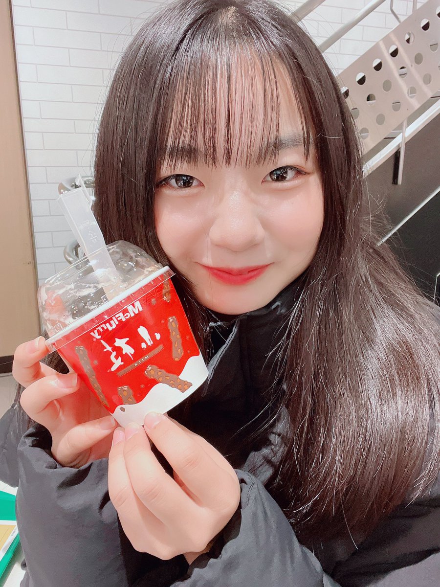 稲村真琴(まこ)の画像 KOBerrieS こんばんはー！！この前マクド行ったー！！どうしても小枝アイスが食べたくて、これを食べに行ったと言っても過言じゃない笑笑ホンマに美味しい♥個人的にオレオも好きやけど小枝のほうが好きかも！︎🫶🏻期間限定でもう終わったけどまたして欲しい！🙏美味しい食べ物教えてー！#コウベリ https://t.co/IkBLTzopxd