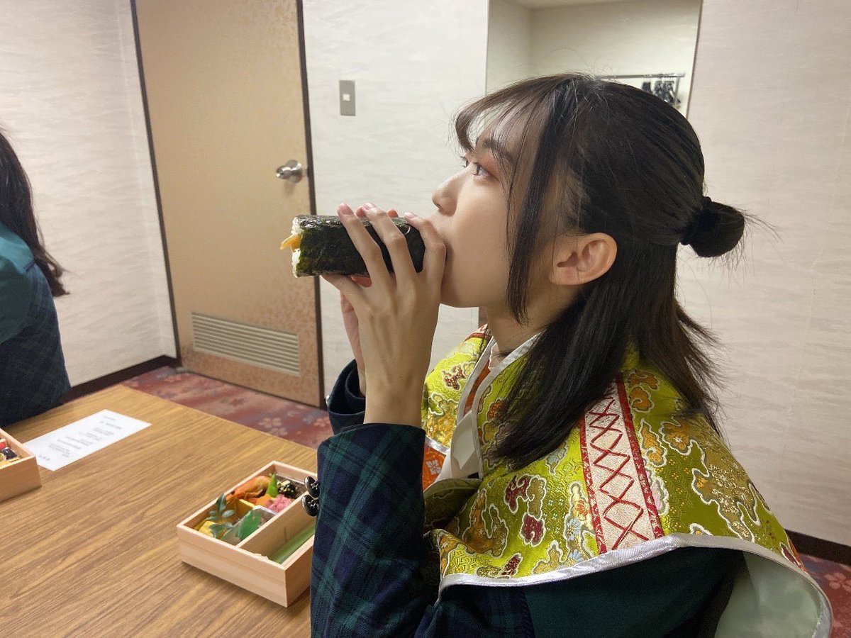 廣瀬未沙(みーちゃん)の画像 KOBerrieS ずっとフォルダに入りっぱなしだった節分祭のオフショット😂ちゃんと方角調べてみなみさんと一生懸命食べました笑めちゃくちゃ美味しかった〜、！ただこんなに大きい恵方巻き初めてだったかも🙄#コウベリ https://t.co/9FSRxAwWst