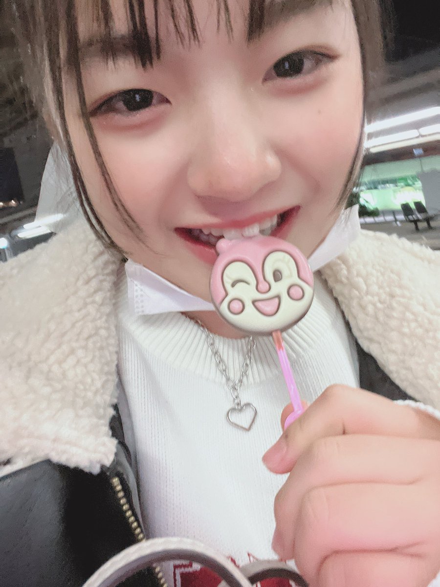 稲村真琴(まこ)の画像 KOBerrieS こんばんは！！まこの1日がやっと終わったー！💚友達とスポッチャ行った日バレンタインでアンパンマンチョコもらってん！！駅でみんなで食べたから寒かったけどそーゆー時間がほんとに楽しい！！電車は3本ぐらい見逃したしお鼻まで真っ赤っか😝寒いの伝われー！また明日ー！！💤#コウベリ https://t.co/cfRtiAgr3J