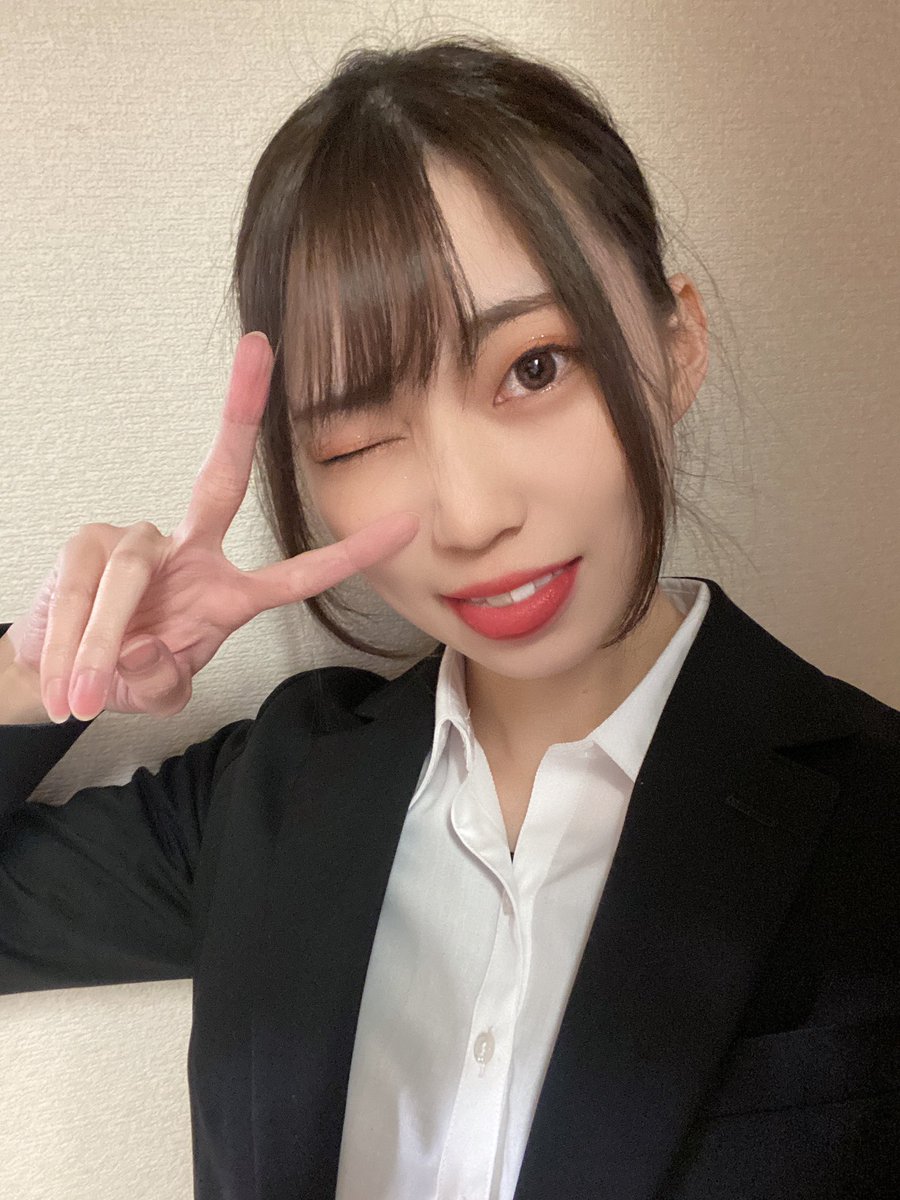 KOBerrieS お疲れ様です〜✨バイト終わりが夜なので大分帰る時寒かったです🥺🥺🥺珍しいスーツ姿のお写真どうぞ笑そろそろ眠ろうと思うのでおやすみなさい〜🌙明日会えるの楽しみにしてます😉#コウベリ https://t.co/pcK6RGLwc3