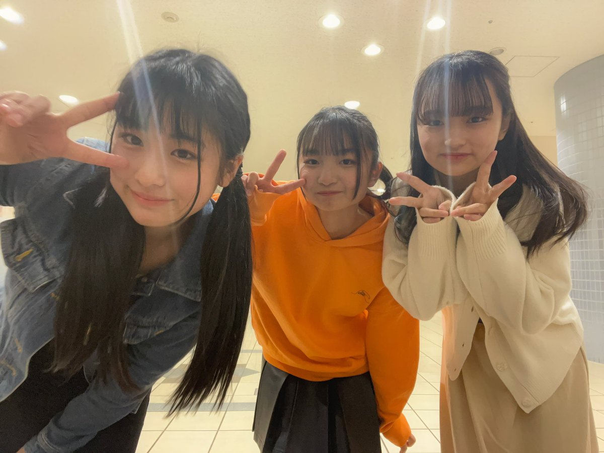 稲村真琴(まこ)の画像 KOBerrieS 〜12期ライブの裏話(?)〜なんとこの日は12期の企画ライブだったのに3人で写真を撮るのを忘れていました、!!解散してからそれぞれで晩ご飯を食べた後に写真を撮っていないことに気づき、また歌居屋さんに集まりました😂その後はカラオケをして帰りました🎤めちゃめちゃ楽しかった💜💛💚#コウベリ https://t.co/xcEBCUaP3K