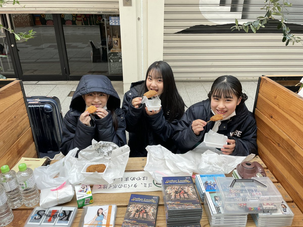 城尾ちゅら(ちゅららん)の画像 KOBerrieS 1部と2部の間は『 #千鶴屋 』さんの“ミンチカツ”と“れんこん”を頂きました😳ミンチカツは安定に美味しいのですが、れんこんもめちゃめちゃ美味しすぎる！！！みんなに食べてほしいです🥺新長田に来た時は是非、『千鶴屋』さんに行ってみてください！！ https://t.co/Jxk5P9NT2o
