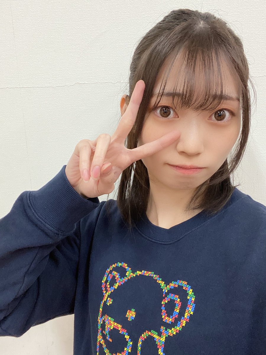 KOBerrieS こんにちは〜🤍前からとある服（2着）について皆さんから「気になる」や「どこの？」って聞かれることが多いので、笑どちらもgraniph（グラニフ）さんのお洋服でございますー、！基本的に男性でも女性でも着れるデザインかなと思います💭コントロールベアとビューティフルシャドーがお気に入り🫶 https://t.co/3wBhY5JCet