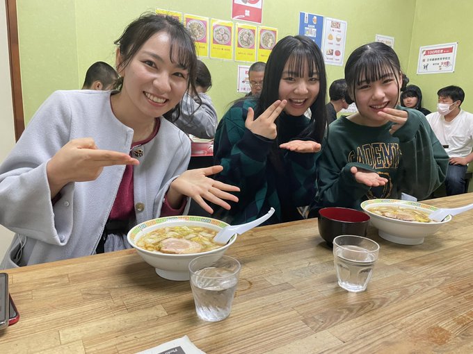 今日のライブが終わって、奈良から神戸に帰る前に『 #王寺ラーメン 』さんで“王寺ラーメン”を頂きました🍜

白菜やチャーシューが入っていて、スープは少しピリ辛でめちゃめちゃ美味しかったです！！！

奈良に行った際は是非行ってみてください✨
 #コウベリ https://t.co/90PuBtAJW8