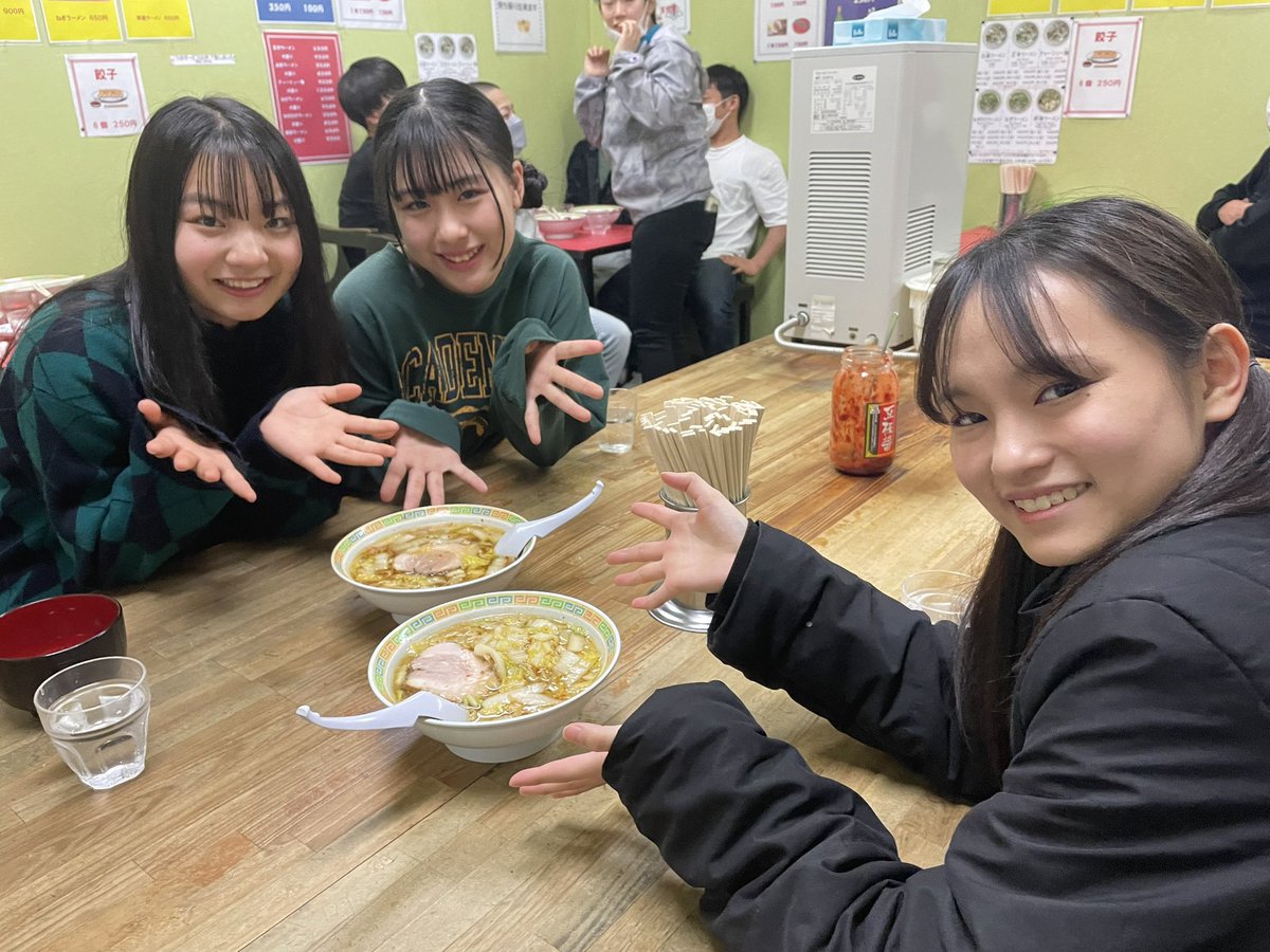 稲村真琴(まこ)の画像 KOBerrieS 今日のライブが終わって、奈良から神戸に帰る前に『 #王寺ラーメン 』さんで“王寺ラーメン”を頂きました🍜白菜やチャーシューが入っていて、スープは少しピリ辛でめちゃめちゃ美味しかったです！！！奈良に行った際は是非行ってみてください✨ #コウベリ https://t.co/90PuBtAJW8