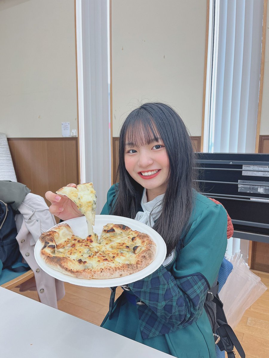 稲村真琴(まこ)の画像 KOBerrieS こんばんは♪今日は新しく買ったお洋服をきてお散歩しに行きました！新しい服って自分の気分も変わるしめっちゃいいよね🍀最近ネット見るのハマってるから目を癒す方法教えてー👀ちなみにピザは昨日のお昼ご飯です！🍕#コウベリ https://t.co/bcBIQrNBjj