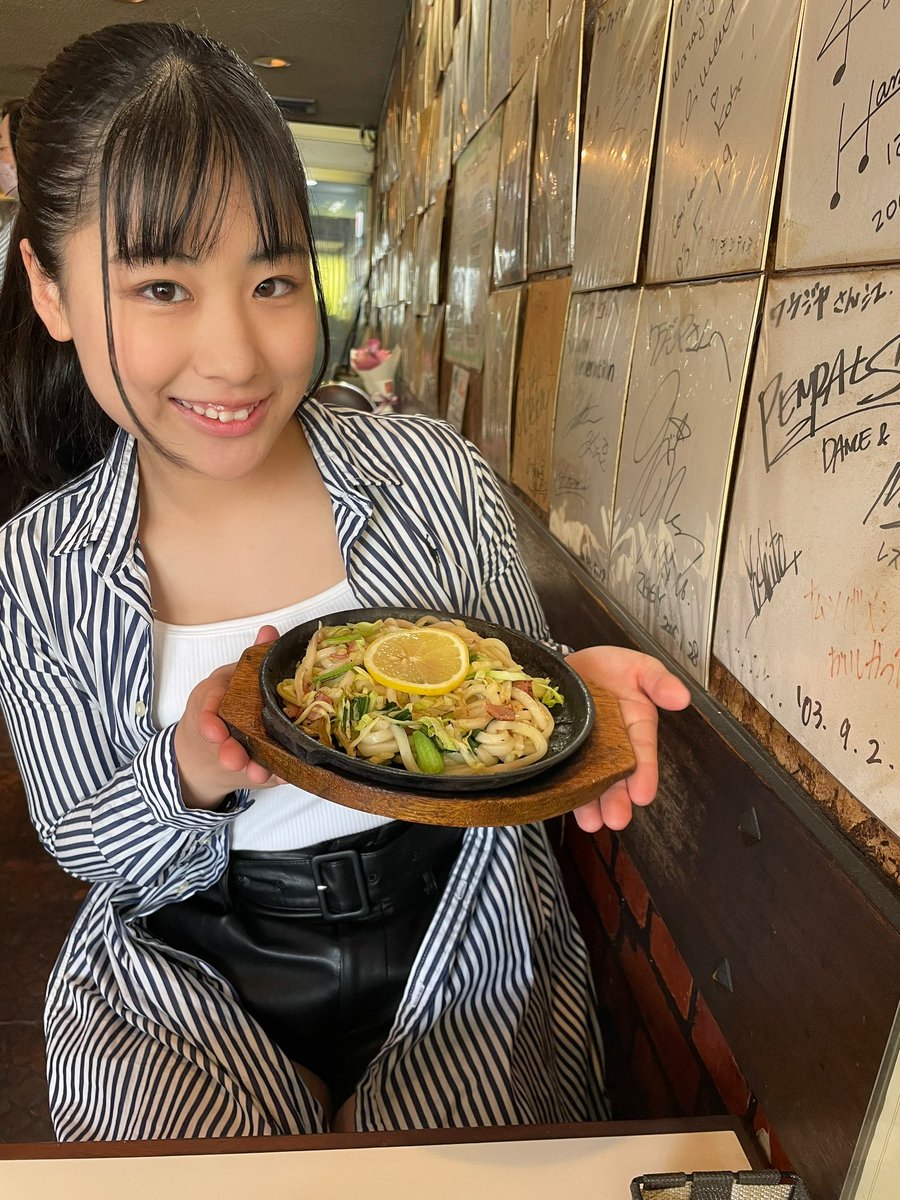 池田凜(りんりん)の画像 KOBerrieS まこと『 #ワラジヤ』さんに行ってきました〜！！！“オムソバメシ”・“欧風 焼きうどん”・“生レモンスカッシュ”を頂きました😋めっちゃ美味しかったです🥺お店はゆったりとした温かい雰囲気ですごく落ち着きました🫧記念写真も撮ってくださりありがとうございました！！ #コウベリ https://t.co/WMbXXz42gg