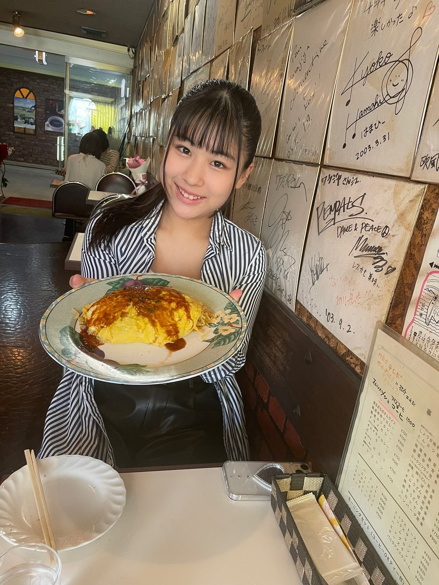 池田凜(りんりん)の画像 KOBerrieS まこと『 #ワラジヤ』さんに行ってきました〜！！！“オムソバメシ”・“欧風 焼きうどん”・“生レモンスカッシュ”を頂きました😋めっちゃ美味しかったです🥺お店はゆったりとした温かい雰囲気ですごく落ち着きました🫧記念写真も撮ってくださりありがとうございました！！ #コウベリ https://t.co/WMbXXz42gg